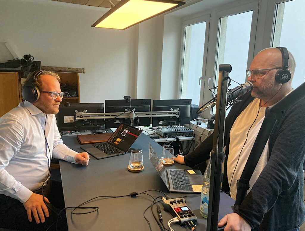 Prof. Tim Bruysten und Ralf Buchbänder im futux Podcaststudio Düsseldorf